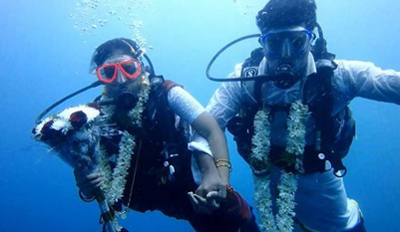 India-couple-takes-the-plunge-to-marry-underwater-1