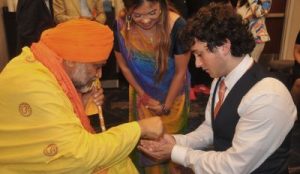 At ‘Divine Party’ In New York Siddhguru Showers Blessings