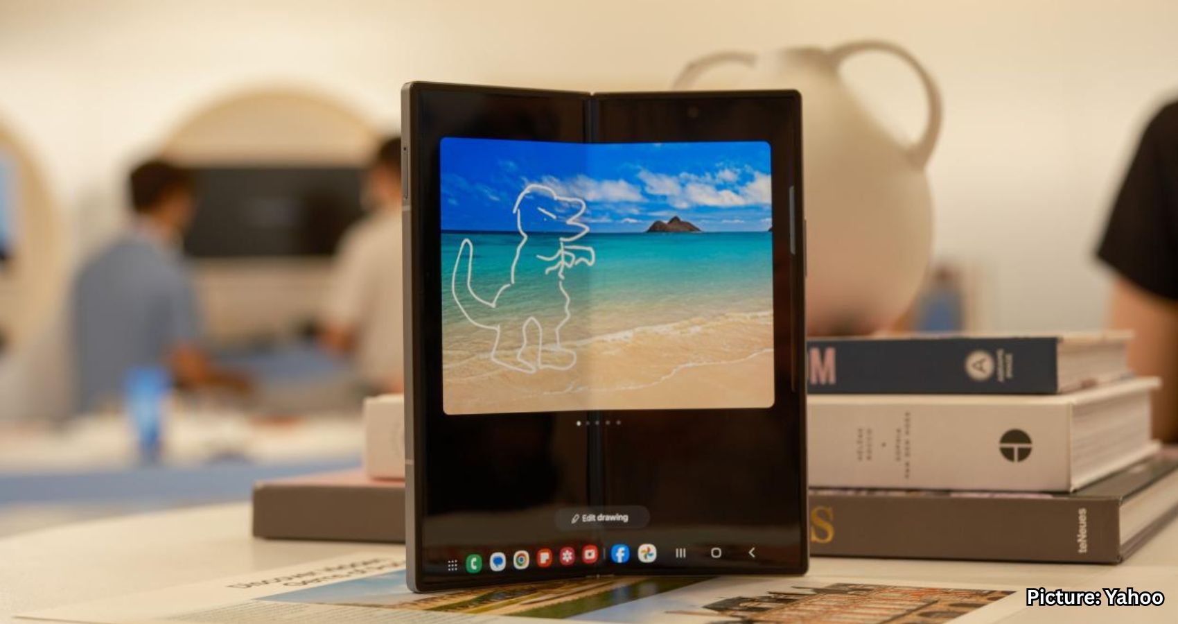 Featured & Cover Samsung Sounds Alarm Over AI Privacy as Google Pushes Forward with Cloud Centric Features