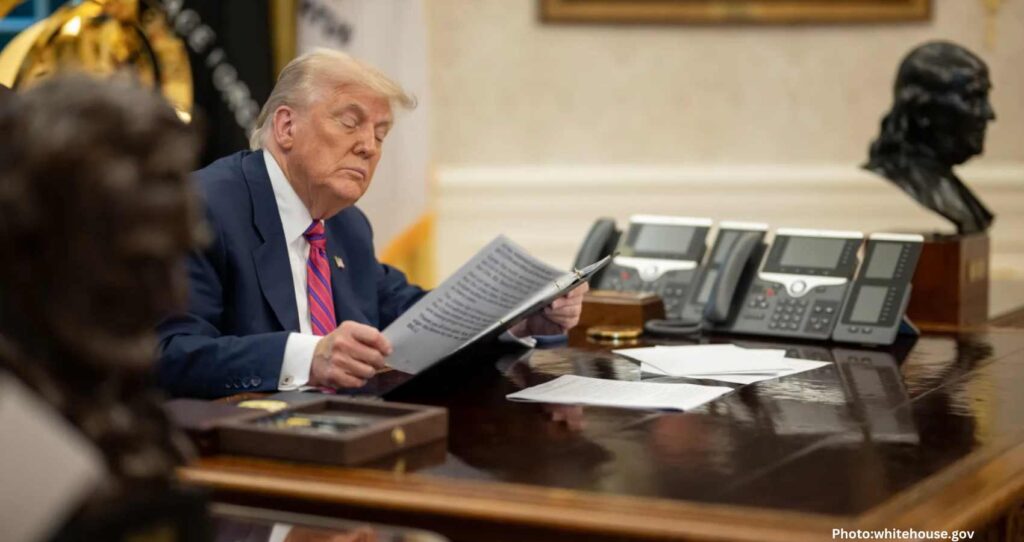 Feature and Cover Trump EU's Von Der Leyen Agree to 15% Tariff Deal