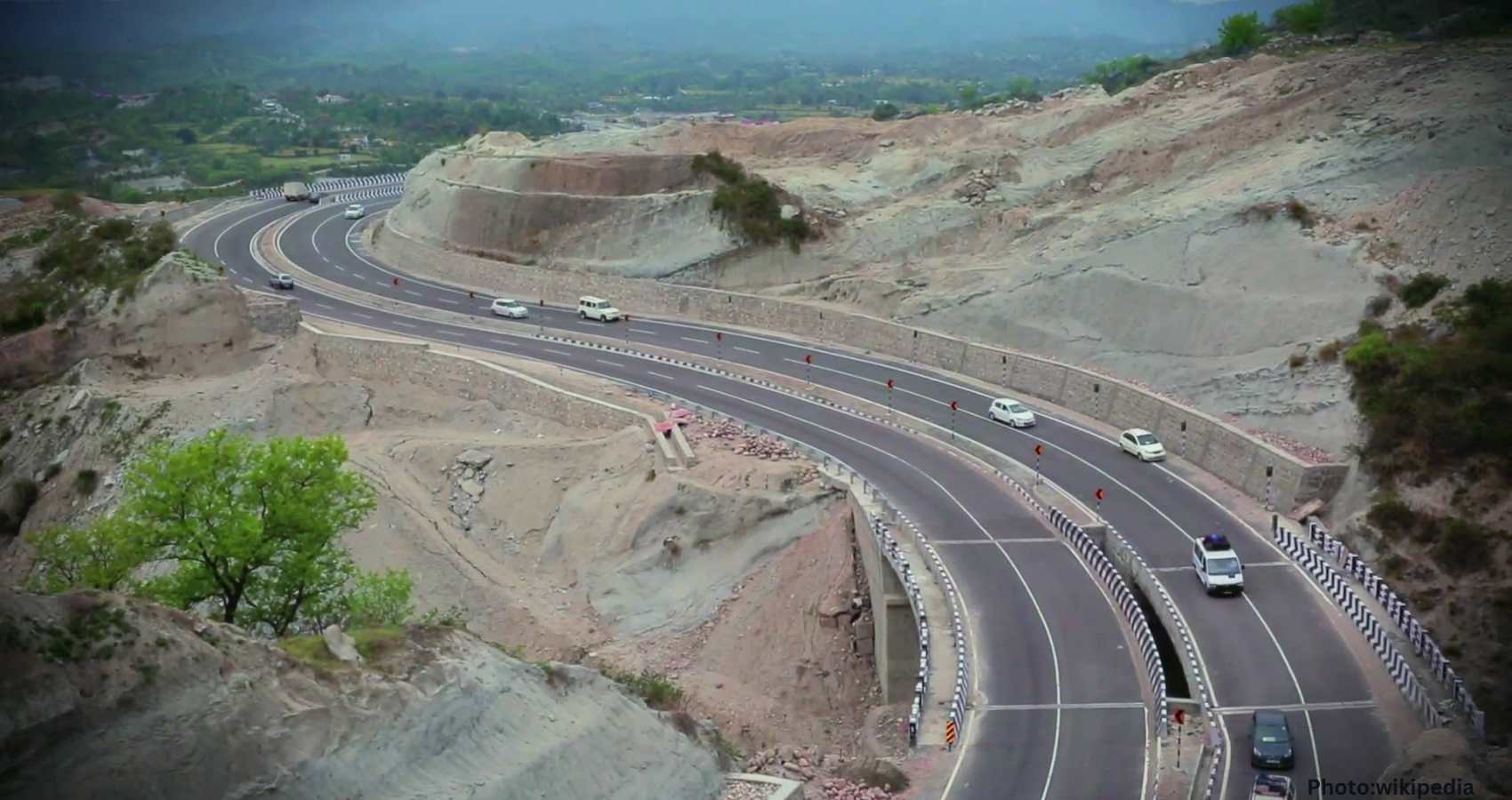 Feature and Cover Highway Closure Threatens Kashmir's Fruit Economy with Major Losses