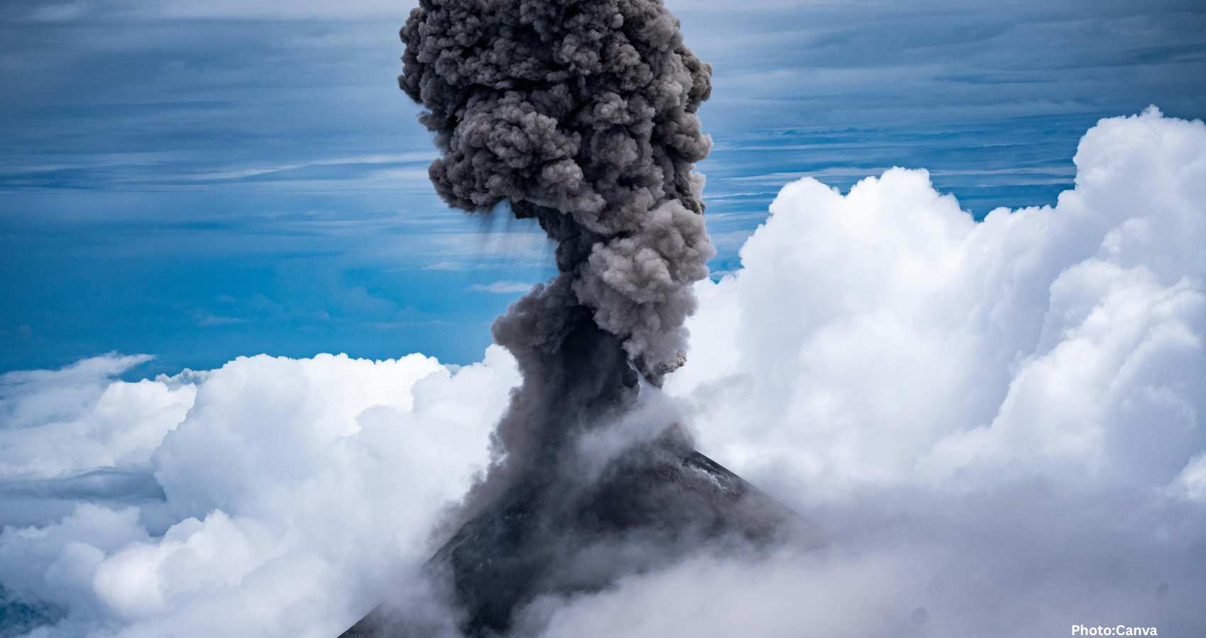 Feature and Cover Scientists Forecast Underwater Volcano Eruption Near Oregon Coast