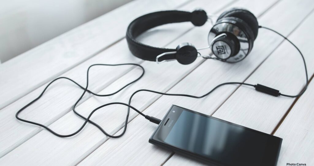 Feature and Cover Google Fast Pair Vulnerability Allows Hackers to Take Control of Headphones