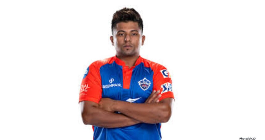 Feature and Cover Sarfaraz Khan Wears Mask During Ranji Trophy Match Amid Pollution Concerns